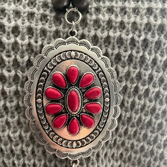 Navajo Pearl inspired necklace with red accent - Picture 2 of 3